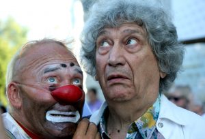 8 августа 2014 года. XXII фестиваль российского кино «Окно в Европу» в Выборге. Юрий Энтин с клоуном Леонидом Лейкиным. Фото: Елена Пальм / Интерпресс / ТАСС 8 августа 2014 года. XXII фестиваль российского кино «Окно в Европу» в Выборге. Юрий Энтин с клоуном Леонидом Лейкиным. Фото: Елена Пальм / Интерпресс / ТАСС